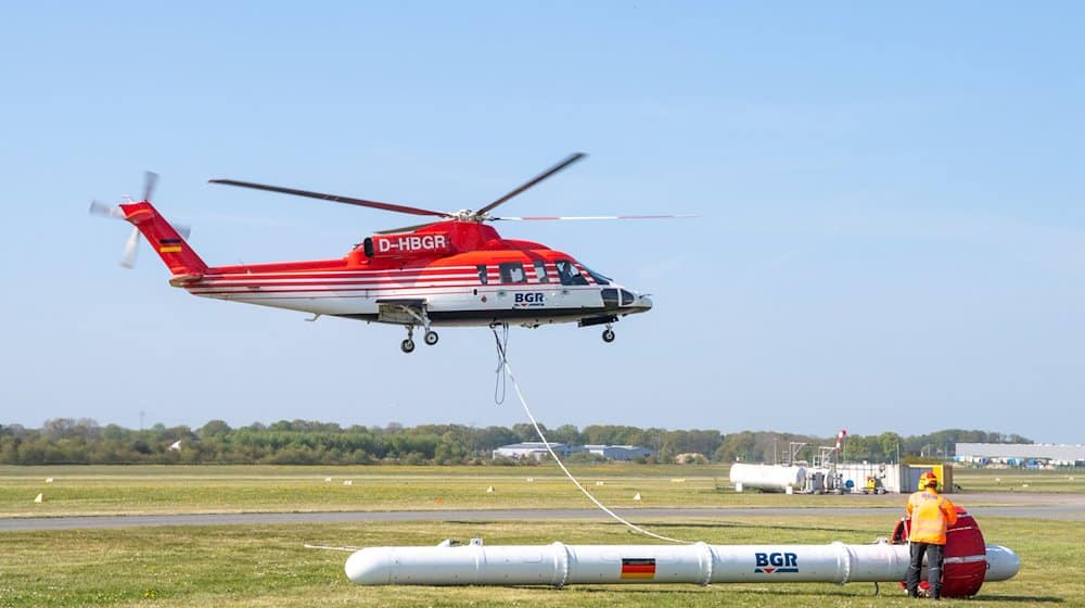 Der BGR-Hubschrauber vom Typ «Sikorsky S-76B» startet mit der elektromagnetischen Flugsonde “Resolve” vom Flugplatz zu einem Erkundungsflug im Moorgebiet. / Foto: Melissa Erichsen/dpa/Archivbild