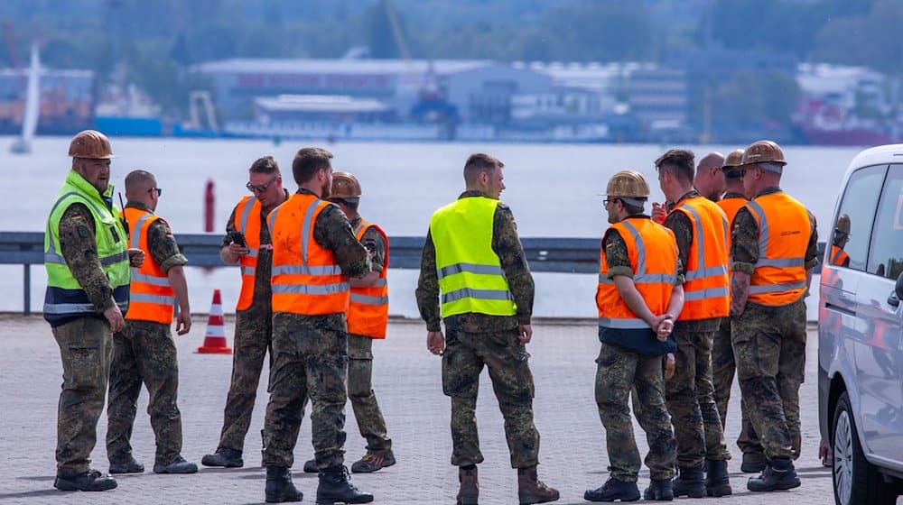 Teilnehmer der Übung National Guardian 24 der Bundeswehr warten im Seehafen Rostock. / Foto: Jens Büttner/dpa