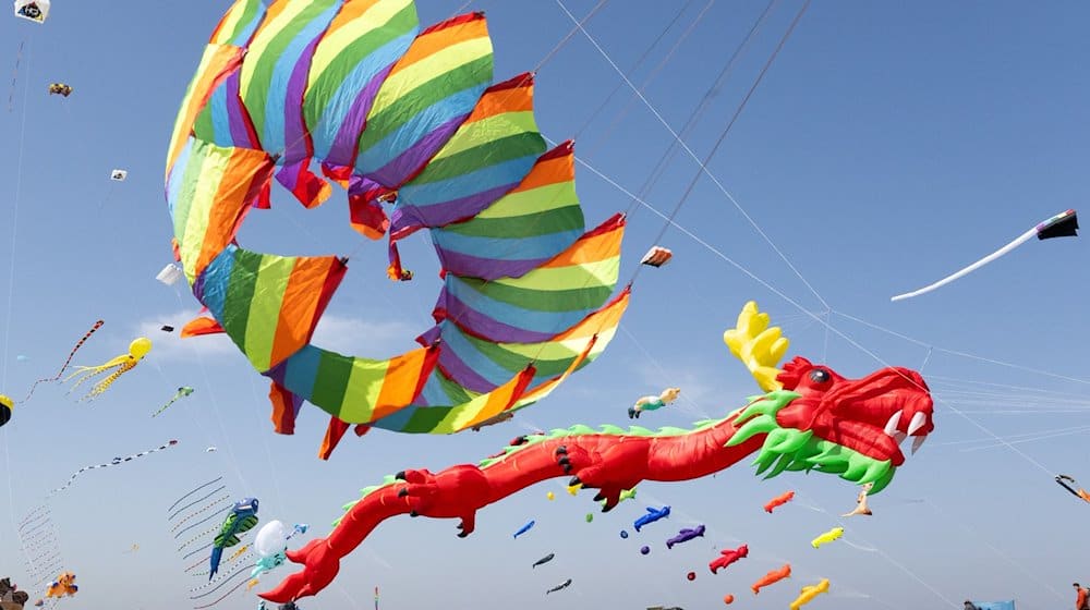 Zahlreiche bunte Flugdrachen schweben beim Drachenfest in der Luft. / Foto: Izabela Mittwollen/dpa