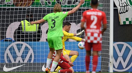 Mainz Sepp van den Berg erzielt gegen Wolfsburgs Torwart Koen Casteels sein Tor zum 1:2. / Foto: Swen Pförtner/dpa