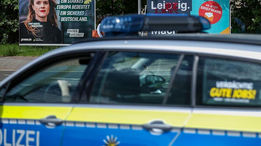 Ein Streifenwagen der sächsischen Polizei fährt an Wahlplakaten von Grünen (l-r), CDU und SPD vorbei. / Foto: Jan Woitas/dpa