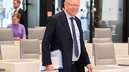Niedersachsens Ministerpräsident Stephan Weil kommt in den niedersächsischen Landtag. / Foto: Julian Stratenschulte/dpa/Archivbild