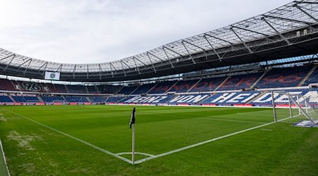 Blick auf das Spielfeld im Stadion vor dem Spiel. / Foto: David Inderlied/dpa