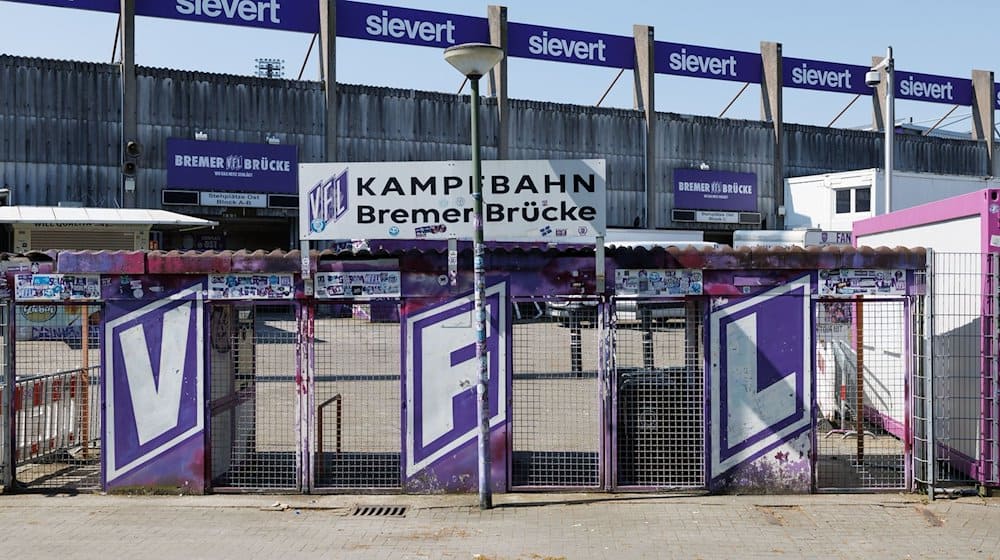 Blick auf einen geschlossenen Eingang zum Stadion an der Bremer Brücke. / Foto: Friso Gentsch/dpa