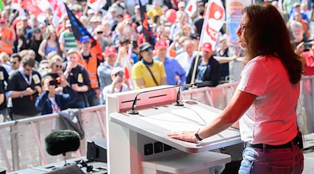 Yasmin Fahimi, DGB-Vorsitzende, spricht bei der Hauptkundgebung des Deutschen Gewerkschaftsbundes (DGB) zum 1. Mai. / Foto: Julian Stratenschulte/dpa