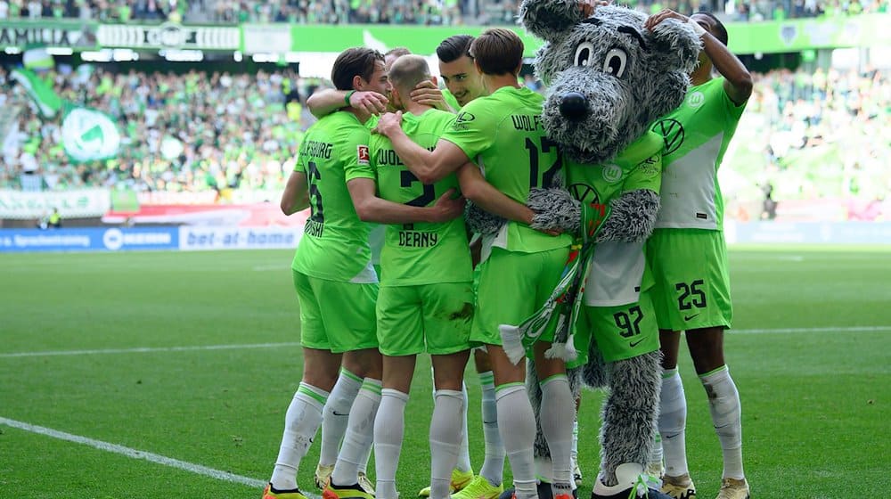 Wolfsburgs Vaclav Cerny (2.v.l.) jubelt nach seinem Tor zum 3:0. / Foto: Swen Pförtner/dpa