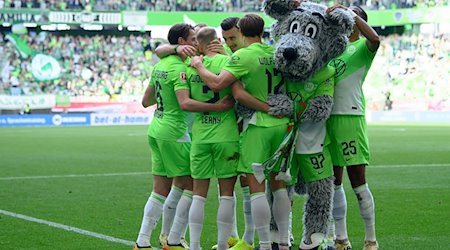 Wolfsburgs Vaclav Cerny (2.v.l.) jubelt nach seinem Tor zum 3:0. / Foto: Swen Pförtner/dpa
