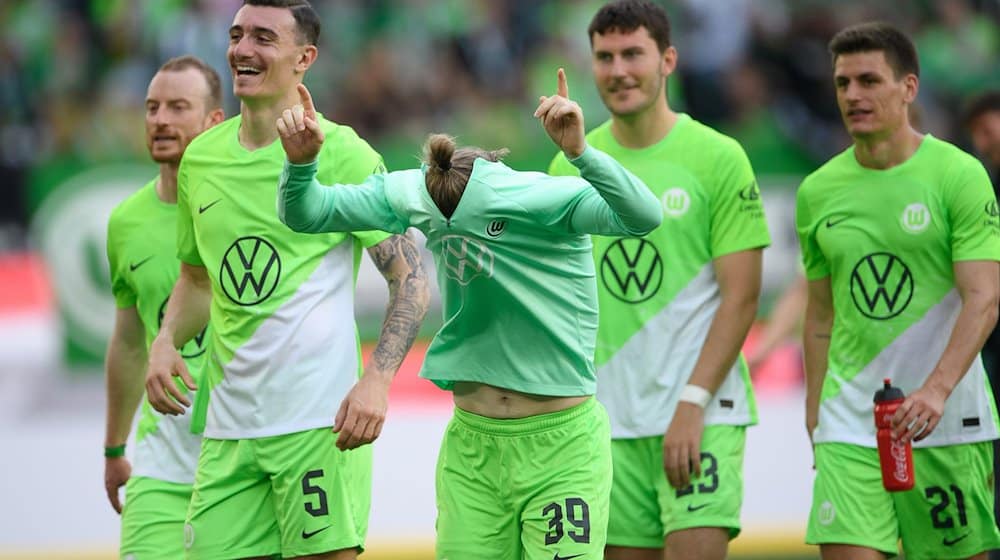 Wolfsburgs Patrick Wimmer (M) jubelt nach dem Schlusspfiff. / Foto: Swen Pförtner/dpa
