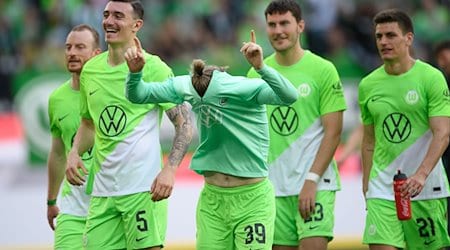 Wolfsburgs Patrick Wimmer (M) jubelt nach dem Schlusspfiff. / Foto: Swen Pförtner/dpa