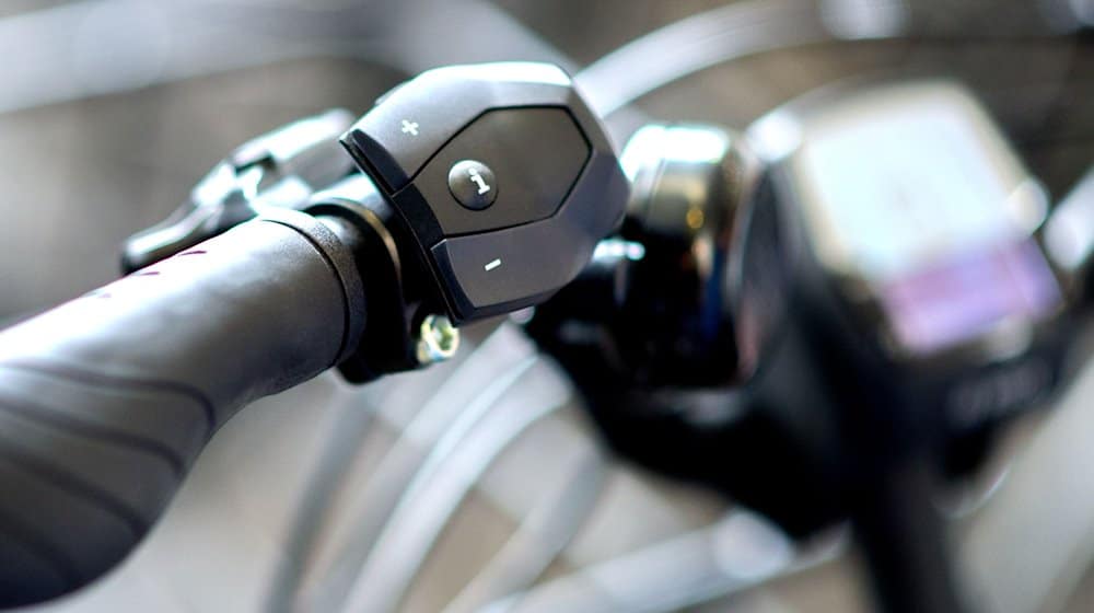 E-Bike-Fahrerin lebensgefährlich verletzt