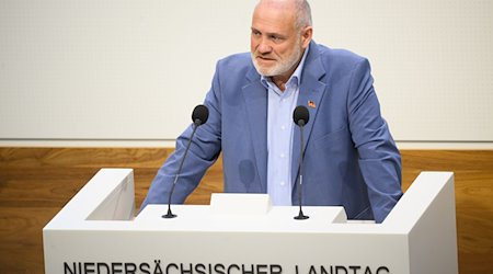 Thorsten Paul Moriße (AfD) spricht im niedersächsischen Landtag. / Foto: Julian Stratenschulte/dpa