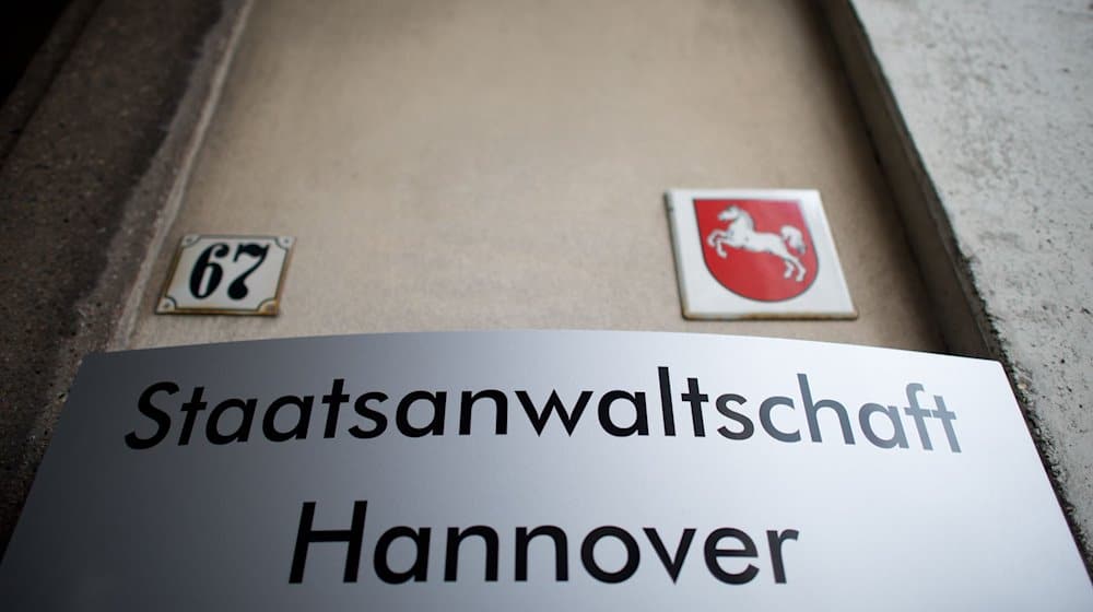 Ein Schild der Staatsanwaltschaft in Hannover. / Foto: Julian Stratenschulte/dpa