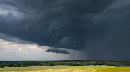 Eine Gewitterzelle mit dunklen Wolken zieht über die Landschaft. / Foto: Patrick Pleul/dpa/Symbolbild