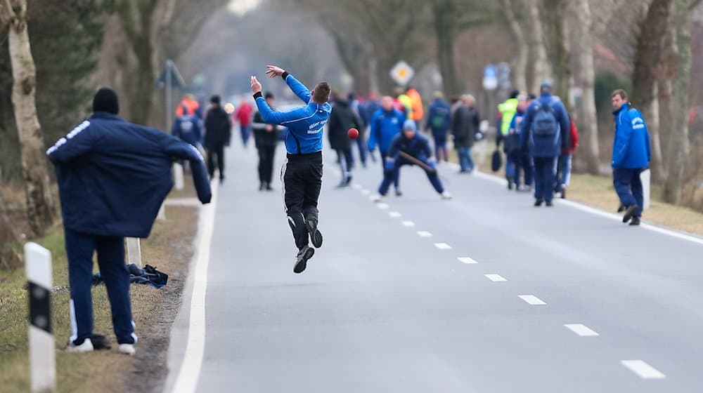 Spieler laufen während der Liga-Begegnung in Boßeln den rollenden Spielkugel hinterher. / Foto: Mohssen Assanimoghaddam/dpa/Archiv