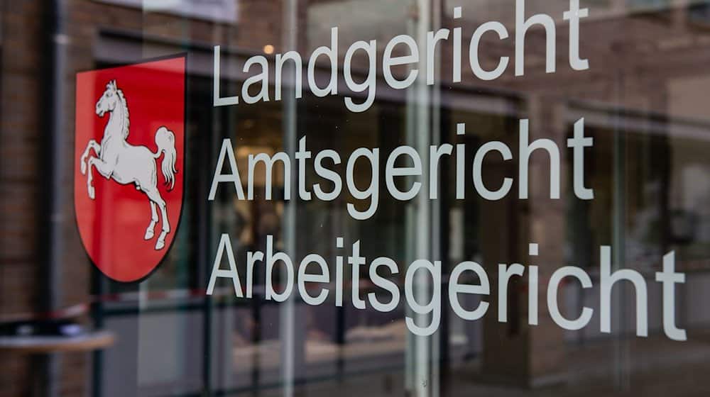 Der Schriftzug «Landgericht, Amtsgericht, Arbeitsgericht» mit dem Niedersachsen-Ross ist am Justizgebäude zu sehen. / Foto: Swen Pförtner/dpa