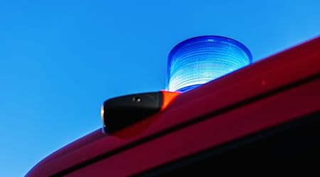 Ein leuchtendes Blaulicht auf einem Einsatzfahrzeug der Feuerwehr. / Foto: Philipp von Ditfurth/dpa