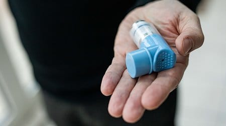 Ein Asthmatiker hält einen Asthmaspray in der Hand. / Foto: Philipp von Ditfurth/dpa