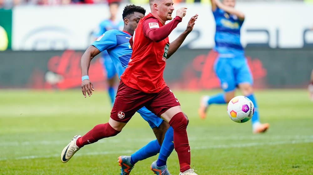 Kaiserslauterns Marlon Ritter (r) setzt sich durch gegen Braunschweigs Anderson Lucoqui und schiesst das Tor zum 4:0. / Foto: Uwe Anspach/dpa