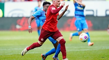 Kaiserslauterns Marlon Ritter (r) setzt sich durch gegen Braunschweigs Anderson Lucoqui und schiesst das Tor zum 4:0. / Foto: Uwe Anspach/dpa