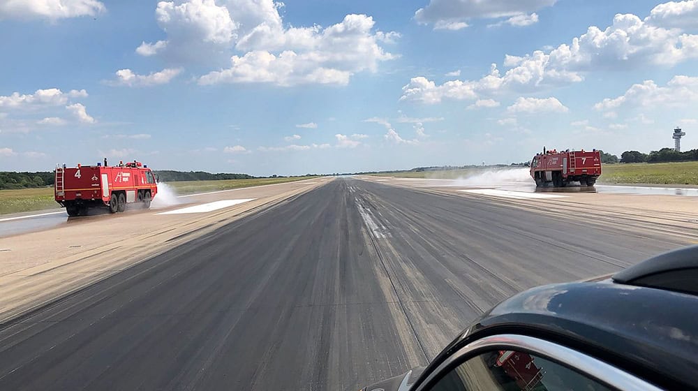 Löschfahrzeuge der Feuerwehr des Flughafens Hannover-Langenhagen. / Foto: -/Flughafen Feuerwehr Hannover/dpa