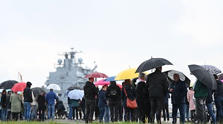 Zahlreiche Angehörige warten in Wilhelmshaven auf die Fregatte «Hessen». / Foto: Lars Penning/dpa