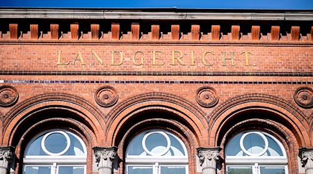 Der Schriftzug «Landgericht» hängt am historischen Gebäude des Landgerichts Verden im Stadtzentrum. / Foto: Hauke-Christian Dittrich/dpa/Archivbild