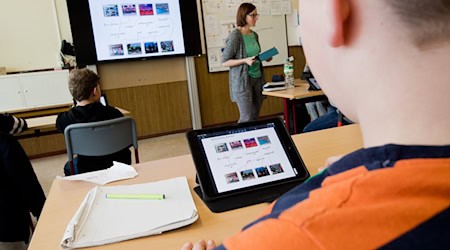 Schüler einer 5. Klasse lernen mit iPads im Englischunterricht an der Oberschule Gehrden in der Region Hannover. / Foto: Julian Stratenschulte/dpa