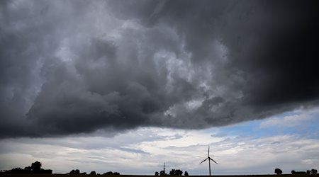 Eine Gewitterfront zieht über ein Windrad in der südlichen Region Hannover hinweg. / Foto: Julian Stratenschulte/dpa/Symbolbild