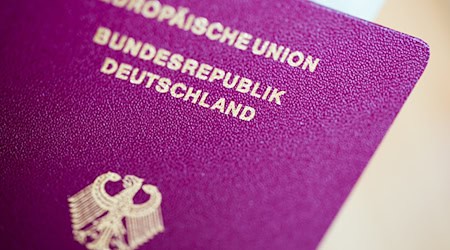 Ein deutscher Reisepass. / Foto: Rolf Vennenbernd/dpa/Illustration