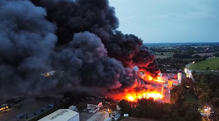 Eine Industriehalle steht in Thedinghausen im Kreis Verden lichterloh in Flammen. / Foto: Nord-West-Media/dpa