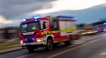 Ein Löschfahrzeug der Feuerwehr fährt mit Blaulicht zu einem Einsatz. / Foto: Lino Mirgeler/dpa/Symbolbild