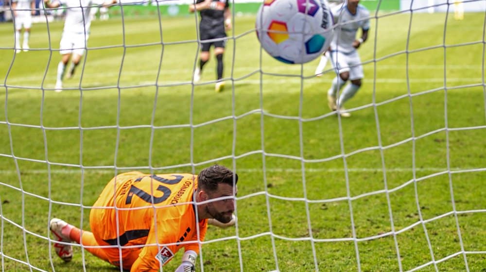 Der Ball landet im Tor von Osnabrücks Torwart Philipp Kühn zum 1:0 für Magdeburg. / Foto: Andreas Gora/dpa