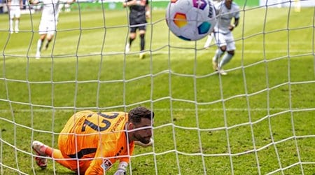 Der Ball landet im Tor von Osnabrücks Torwart Philipp Kühn zum 1:0 für Magdeburg. / Foto: Andreas Gora/dpa