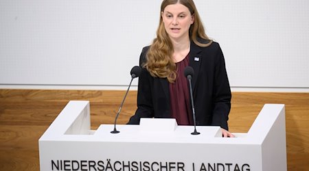 Anne Kura (Grüne), Fraktionsvorsitzende, spricht im Landtag Niedersachsen. / Foto: Julian Stratenschulte/dpa