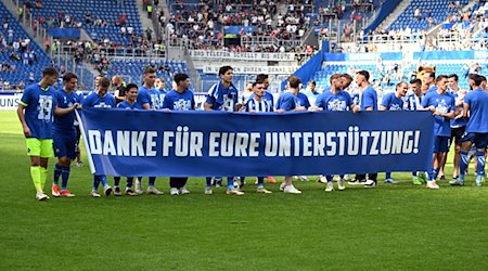Die Karlsruher Mannschaft bedankt sich nach Spielende bei den Fans für die Unterstützung. / Foto: Uli Deck/dpa