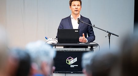 Steffen Krach (SPD), Präsident der Region Hannover, spricht im März 2023 zur Eröffnung vom Virtual Reality Zentrum «VRECH» in Hannover. / Foto: Michael Matthey/dpa