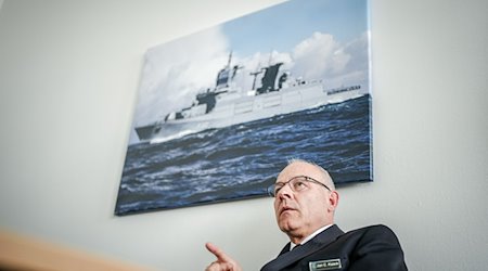 Vizeadmiral Jan Christian Kaack, Inspekteur der Marine, spricht in einem Interview mit Journalisten der Deutschen Presse-Agentur. / Foto: Kay Nietfeld/dpa