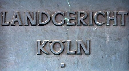 Ein Schild weißt auf das Landgericht in Köln hin. Wegen Mordes an einem 85-Jährigen und versuchten Raubes mit Todesfolge stehen seit Dienstag ein 20- und ein 21-Jähriger vor dem Kölner Landgericht. / Foto: Federico Gambarini/dpa
