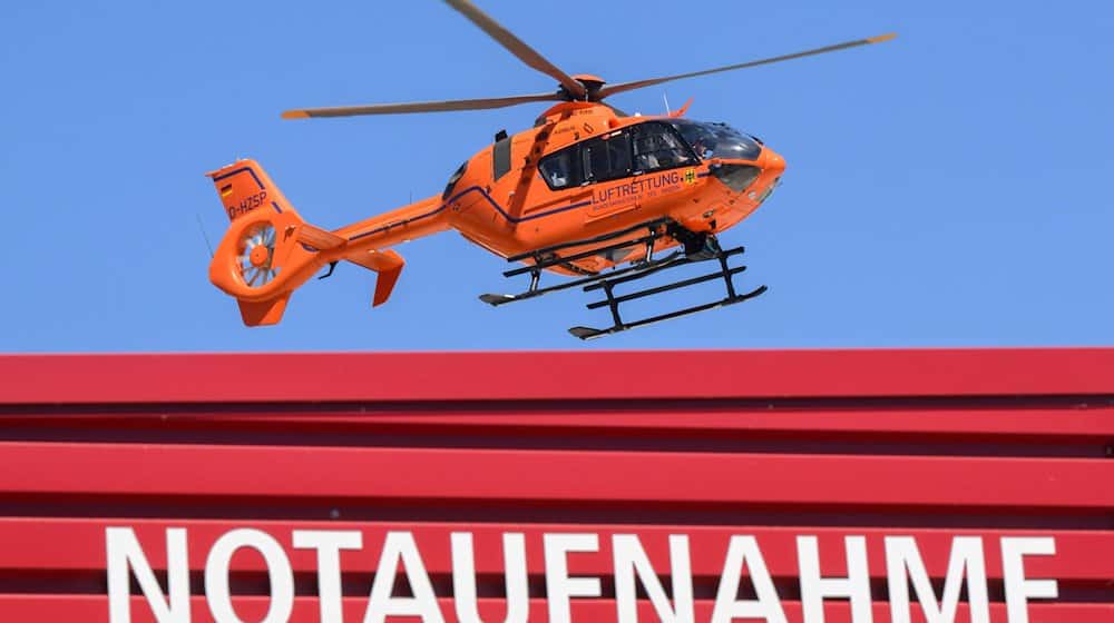 Ein Rettungshubschrauber der Luftrettung fliegt über der Notaufnahme der Medizinischen Hochschule Hannover MHH. / Foto: Julian Stratenschulte/dpa