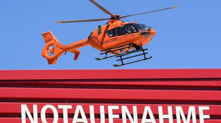 Ein Rettungshubschrauber der Luftrettung fliegt über der Notaufnahme der Medizinischen Hochschule Hannover MHH. / Foto: Julian Stratenschulte/dpa