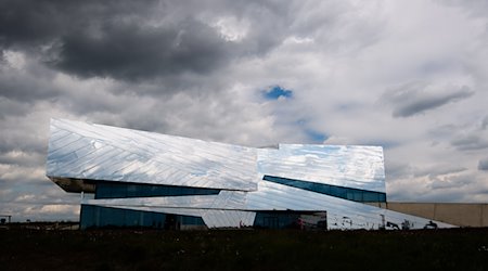 Wolken spiegeln sich im Forschungsmuseum Schöningen. / Foto: Julian Stratenschulte/dpa