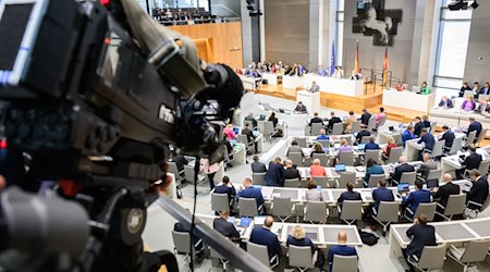 Eine TV-Kamera filmt die Sitzung im niedersächsischen Landtag. / Foto: Julian Stratenschulte/dpa