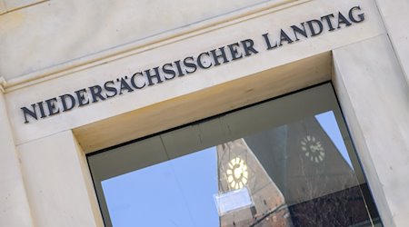 Ein Schriftzug «Niedersächsischer Landtag» steht über dem Haupteingang des Landtages. / Foto: Julian Stratenschulte/dpa