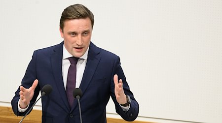 Sebastian Lechner spricht im Landtag Niedersachsen. / Foto: Philip Dulian/dpa