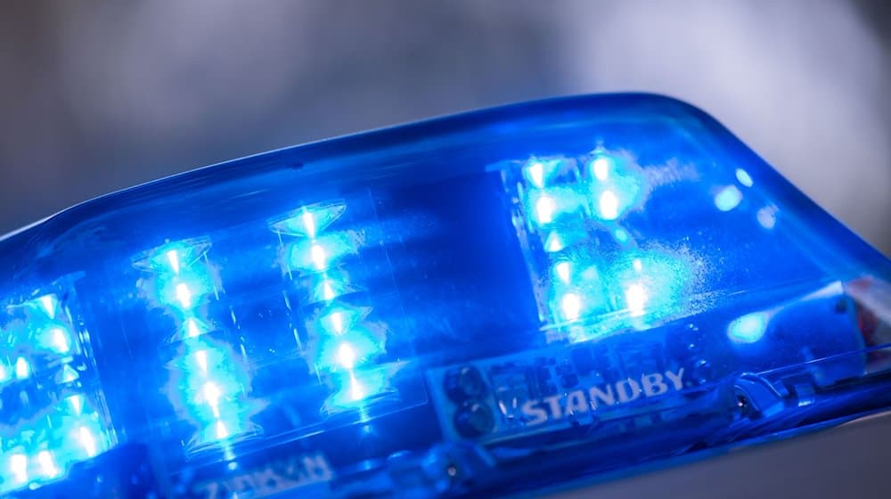 Blaulicht leuchtet an einem Polizeiauto. / Foto: Lino Mirgeler/dpa