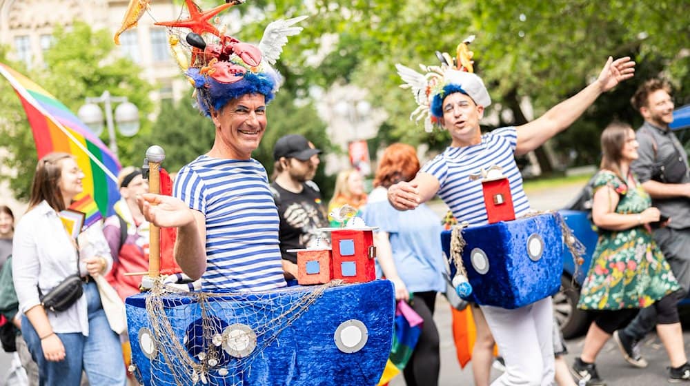 Teilnehmer gehen beim Christopher Street Day (CSD) durch die Innenstadt. / Foto: Michael Matthey/dpa