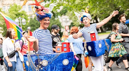 Teilnehmer gehen beim Christopher Street Day (CSD) durch die Innenstadt. / Foto: Michael Matthey/dpa