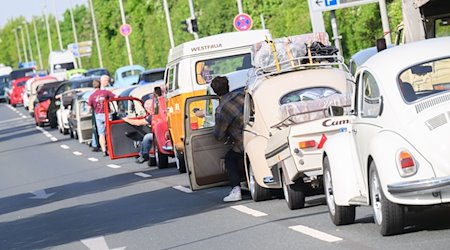 Volkswagen Käfer stehen im Stau zum 41. MaiKäfertreffen auf dem Messegelände. / Foto: Julian Stratenschulte/dpa