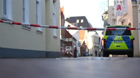 Die Polizei sichert im Umfeld der Wohnung Spuren, nachdem ein 37-jähriger Mann in seiner Wohnung in Weener getötet wurde. / Foto: Lars Penning/dpa
