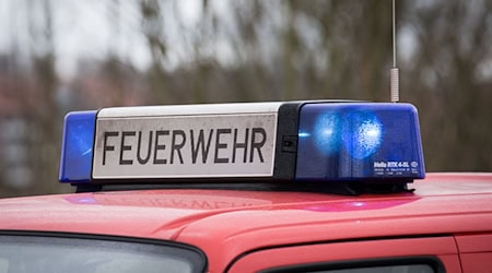 Das Blaulicht eines Feuerwehrautos leuchtet an einem Einsatzort. / Foto: Friso Gentsch/dpa/Symbolbild